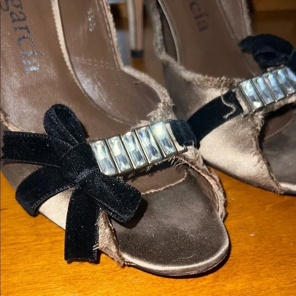 Pedro Garcia Crystal Satin Black and Tan Peep-Toe Heels w/Velvet Bows - Sz. 39.5 - Picture 2 of 9